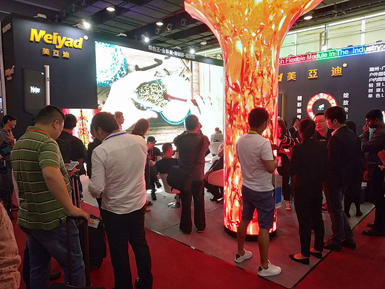 bsports光电展会现场，异形屏之喇叭屏2019 ISLE