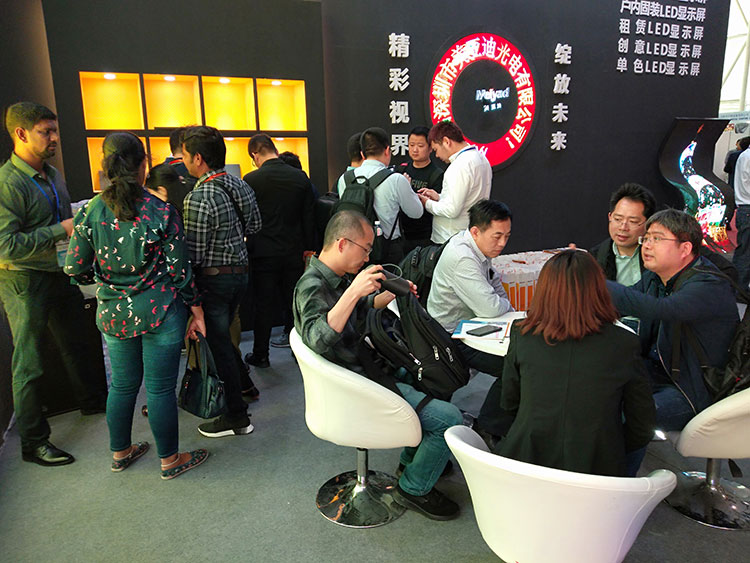 bsports2019 ISLE展会中人山人海，异形屏