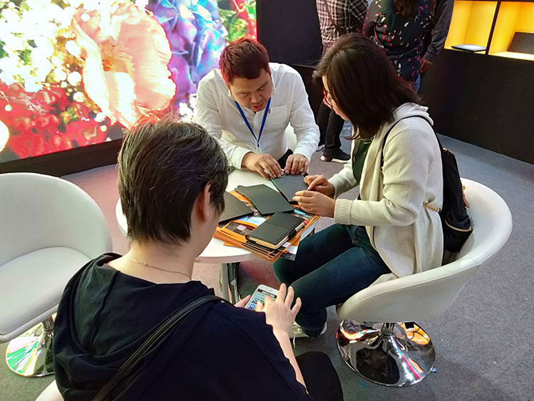 LED显示屏异形屏 bsports员工与客户详谈中