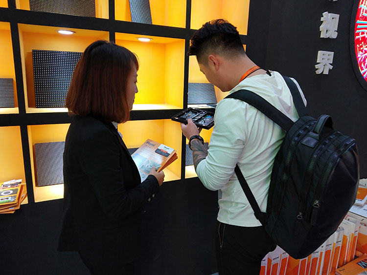 bsports员工月客户详谈中 