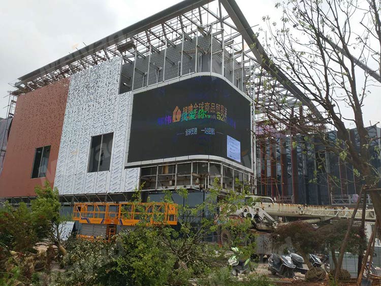 上饶绿地销售中心户外弧形LED广告屏