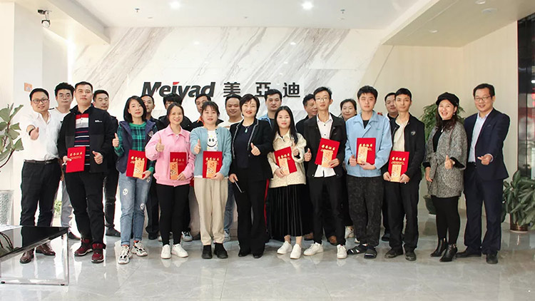 公司领导与优秀员工合影