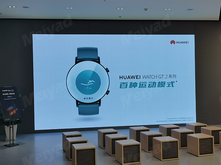 bsports小间距LED显示屏应用于武汉绿地缤纷城华为旗舰店