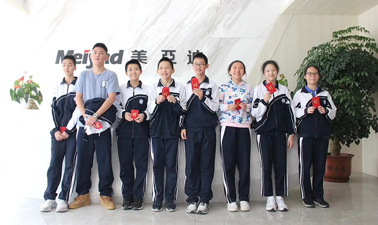 南山实验教育集团南海中学学生在bsports合影留念