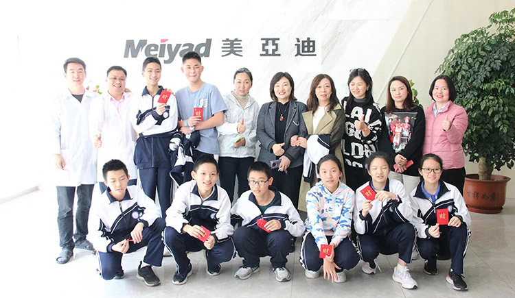 南山实验教育集团南海中学学生在bsports合影留念