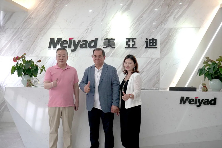 乌兹别克斯坦共和国自由经济管理局局长一行莅临bsports光电考察洽谈合作