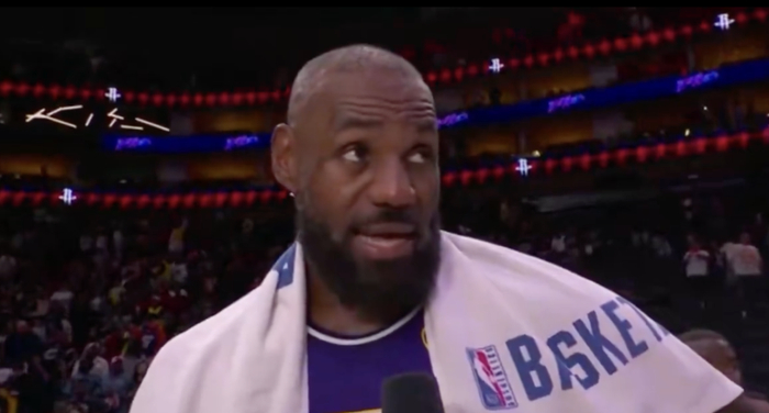 詹姆斯30分仍称队友关键先