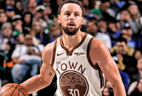 库里首节替补登场砍3分引