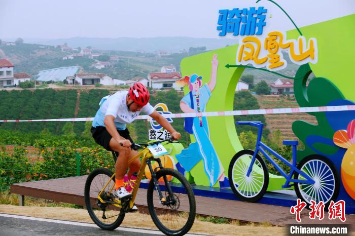 金秋时节湖北当阳凤凰山山地赛：国内自行车选