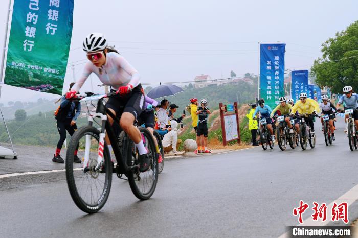 金秋时节湖北当阳凤凰山山地赛：国内自行车选